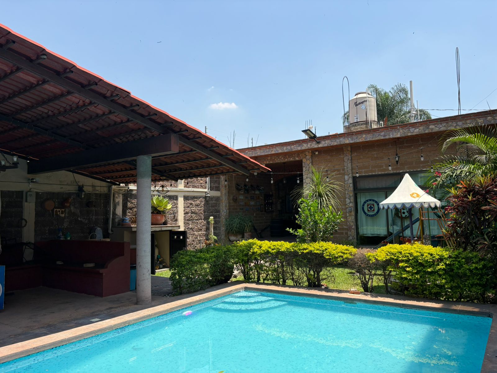 Alberca y Jardín